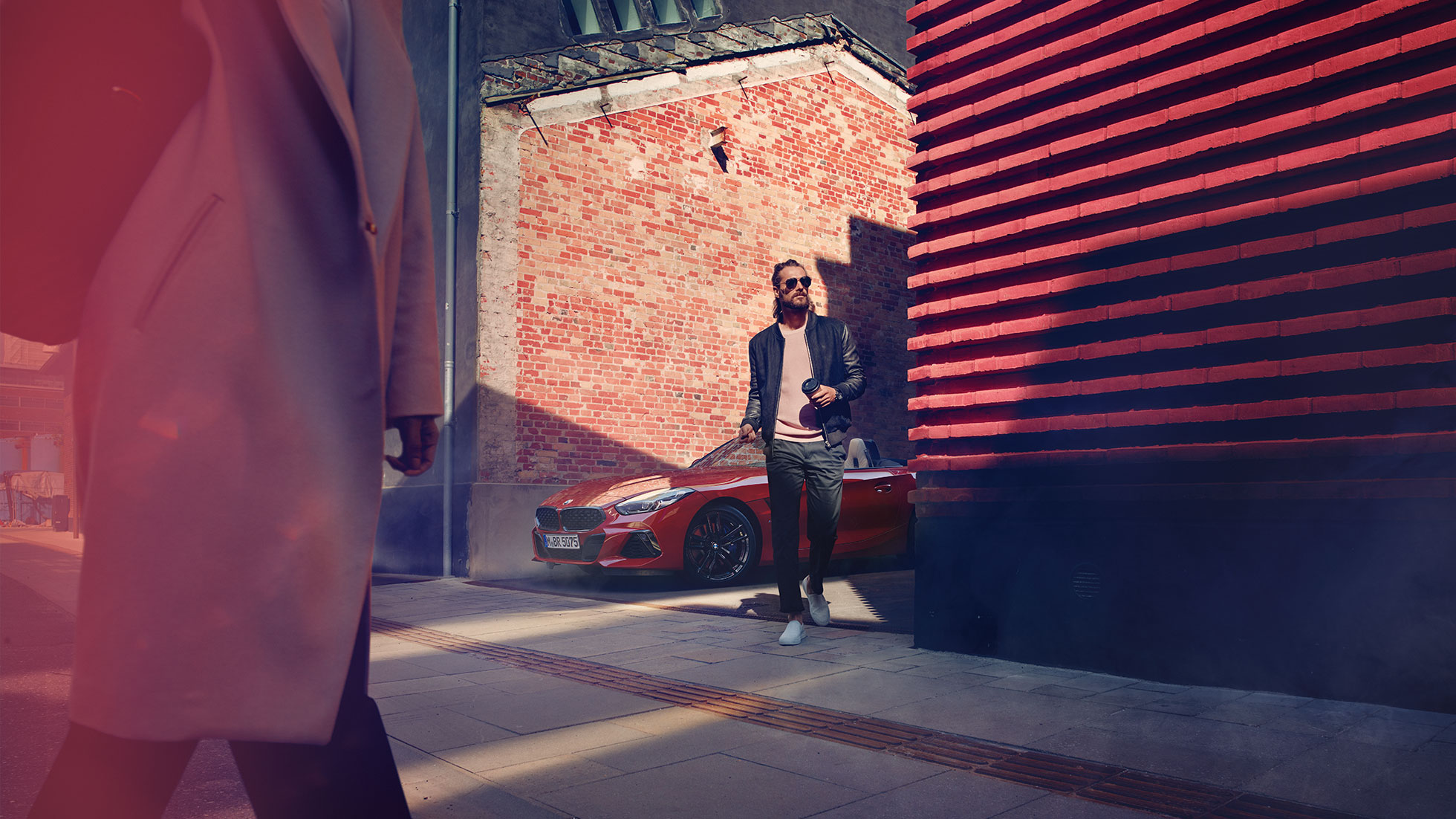 BMW Z4 Roadster in Seitenstrasse G29 Mann in Seitenstrasse vor BMW Z4 Roadster G29