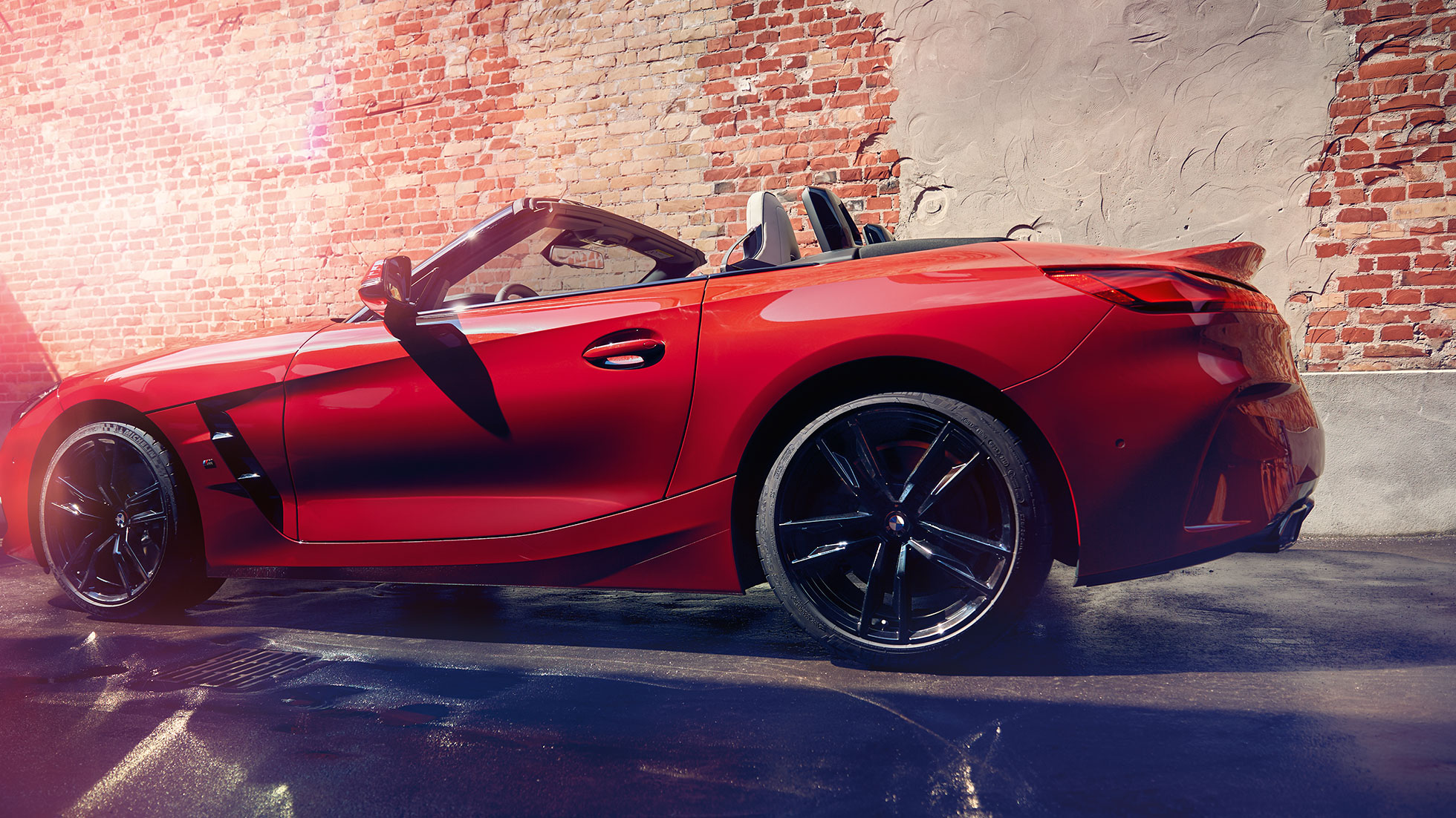 Inquadratura laterale della BMW Z4 Roadster G29 Inquadratura laterale della BMW Z4 Roadster davanti a un muro di mattoni G29