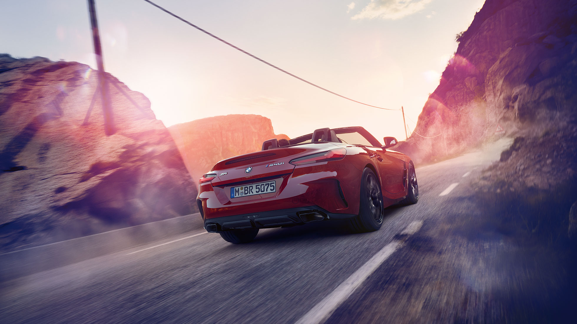 Inquadratura posteriore della BMW Z4 Roadster G29 Inquadratura posteriore della BMW Z4 Roadster su una strada di campagna G29