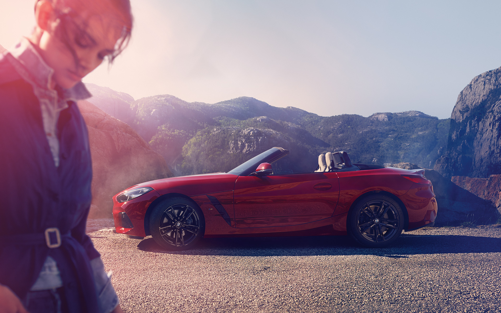 BMW Z4 Roadster (G29) vor Berglandschaft Model vor BMW Z4 Roadster (G29) vor Berglandschaft
