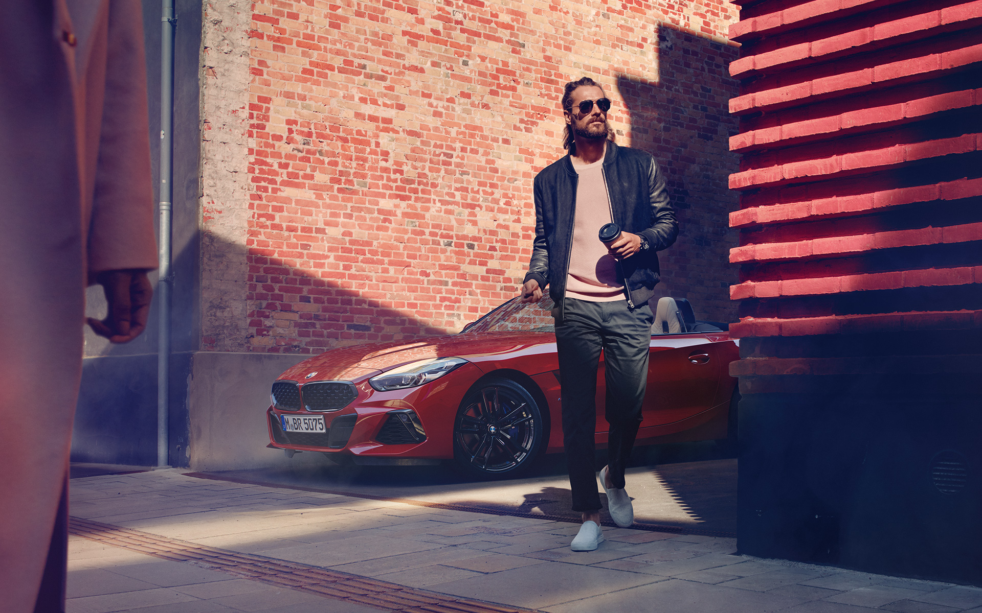 BMW Z4 Roadster (G29) in Seitenstrasse Mann in Seitenstrasse vor BMW Z4 Roadster (G29)