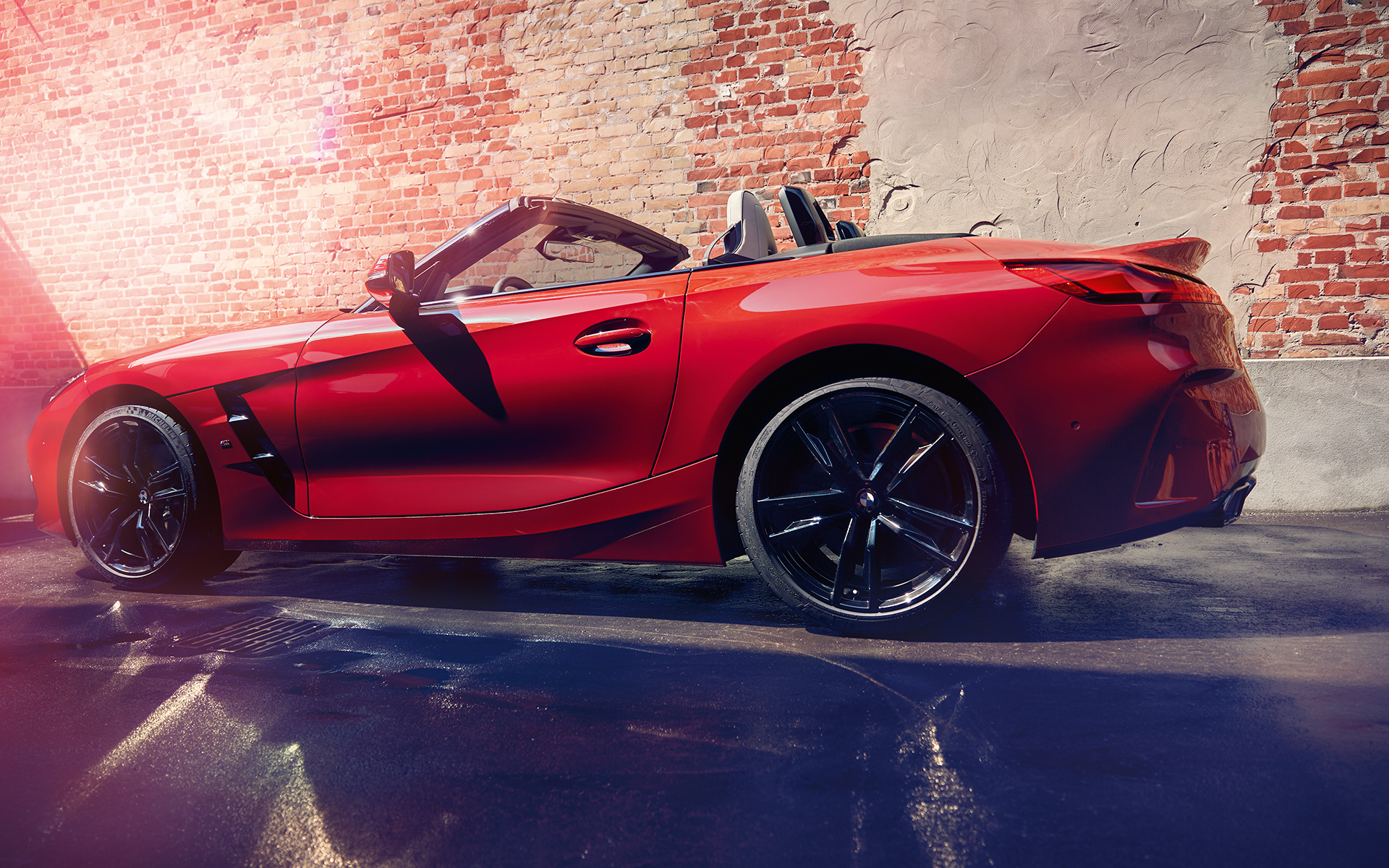 Seitenaufnahme des BMW Z4 Roadster (G29) Seitenaufnahme des BMW Z4 Roadster (G29) vor Backsteinwand