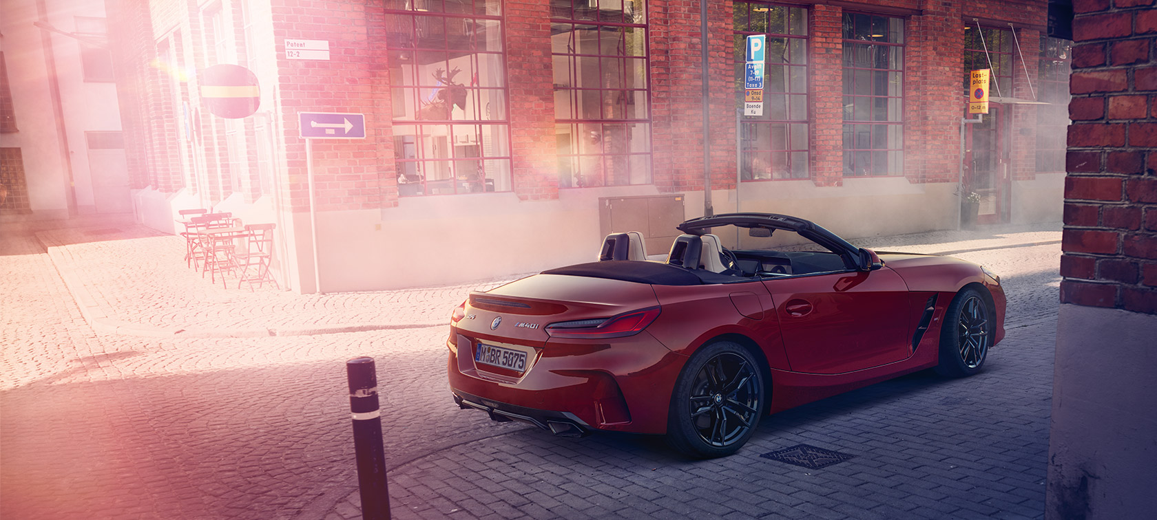 BMW Z4 M40i Roadster G29 mit geöffnetem Verdeck BMW Z4 M40i Roadster G29 Dreiviertel Heckansicht mit geöffnetem Verdeck