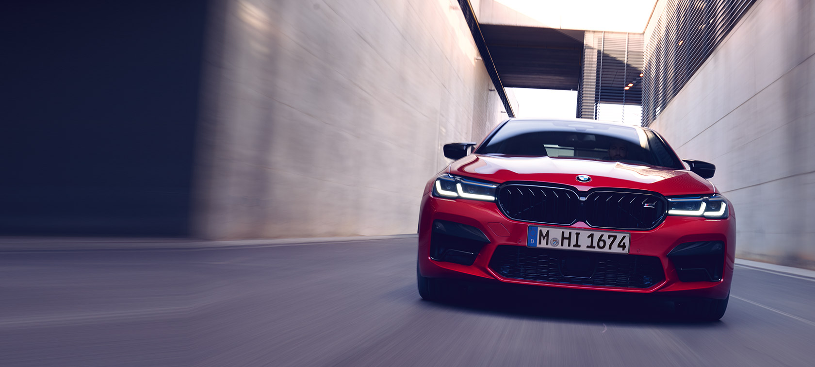  BMW M5 Competition F90 LCI Facelift 2020 BMW Individual Imola Rot Frontansicht fahrend