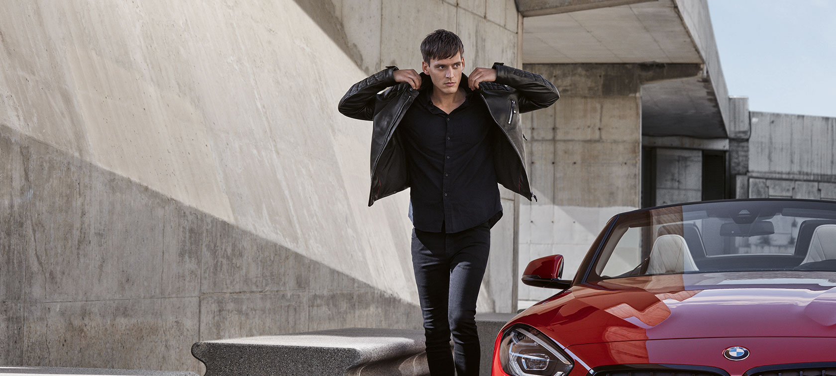 BMW Lederjacke Herren. Mann trägt BMW Lederjacke Herren aus der BMW Collection.