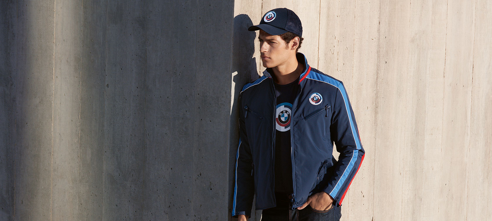 BMW Classic Jacke Herren Motorsport. Mann trägt BMW Classic Jacke Herren Motorsport aus der BMW Classic Collection.
