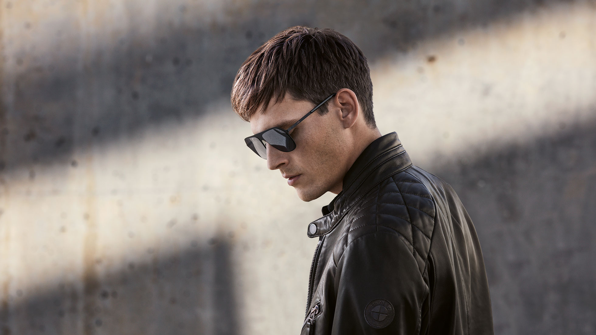 BMW Lederjacke Herren. Profilaufnahme eines Mannes mit BMW Lederjacke Herren aus der BMW Collection.