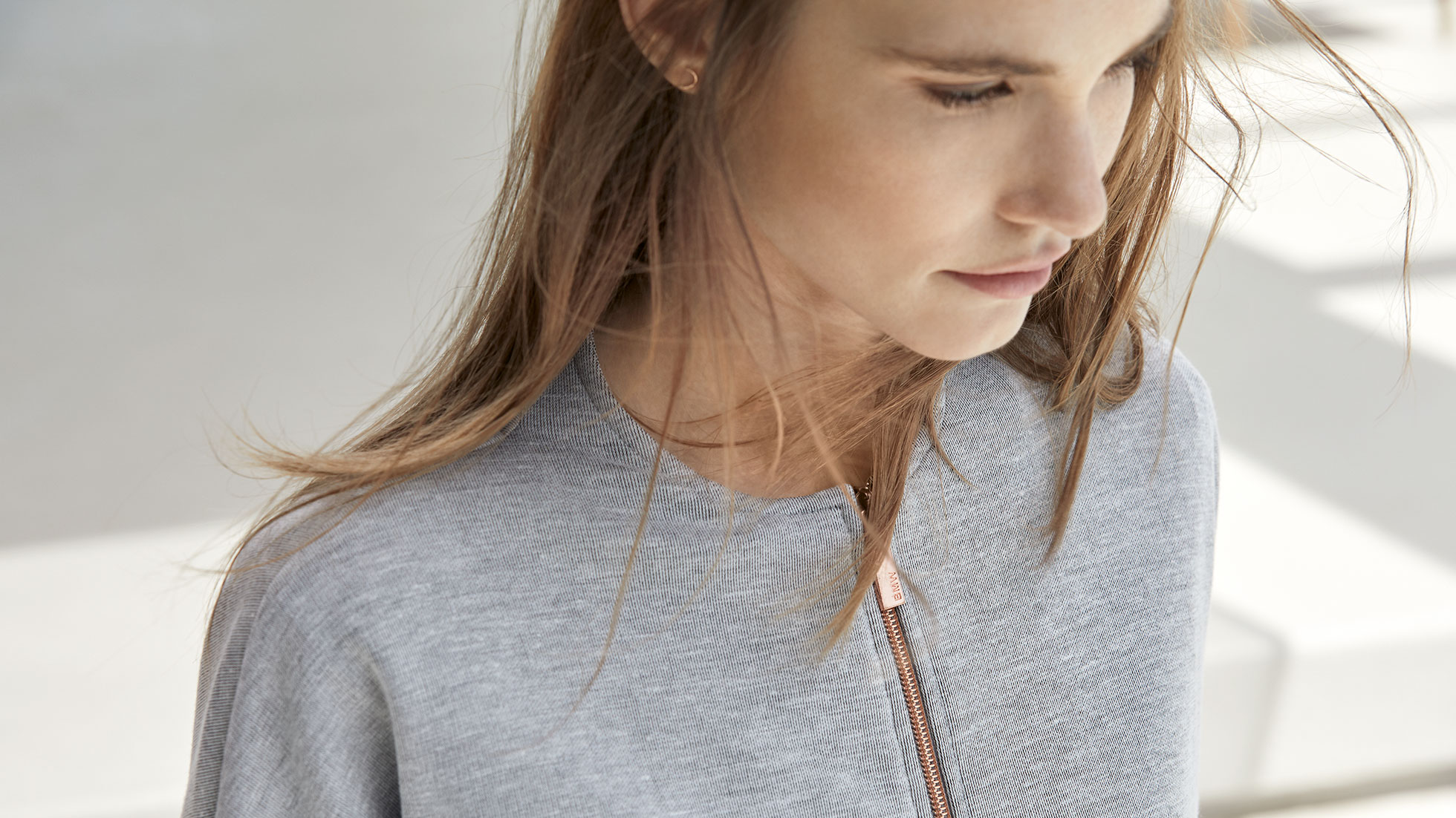 BMW Sweatjacke Damen. Frau trägt BMW Sweatjacke Damen aus der BMW Collection.