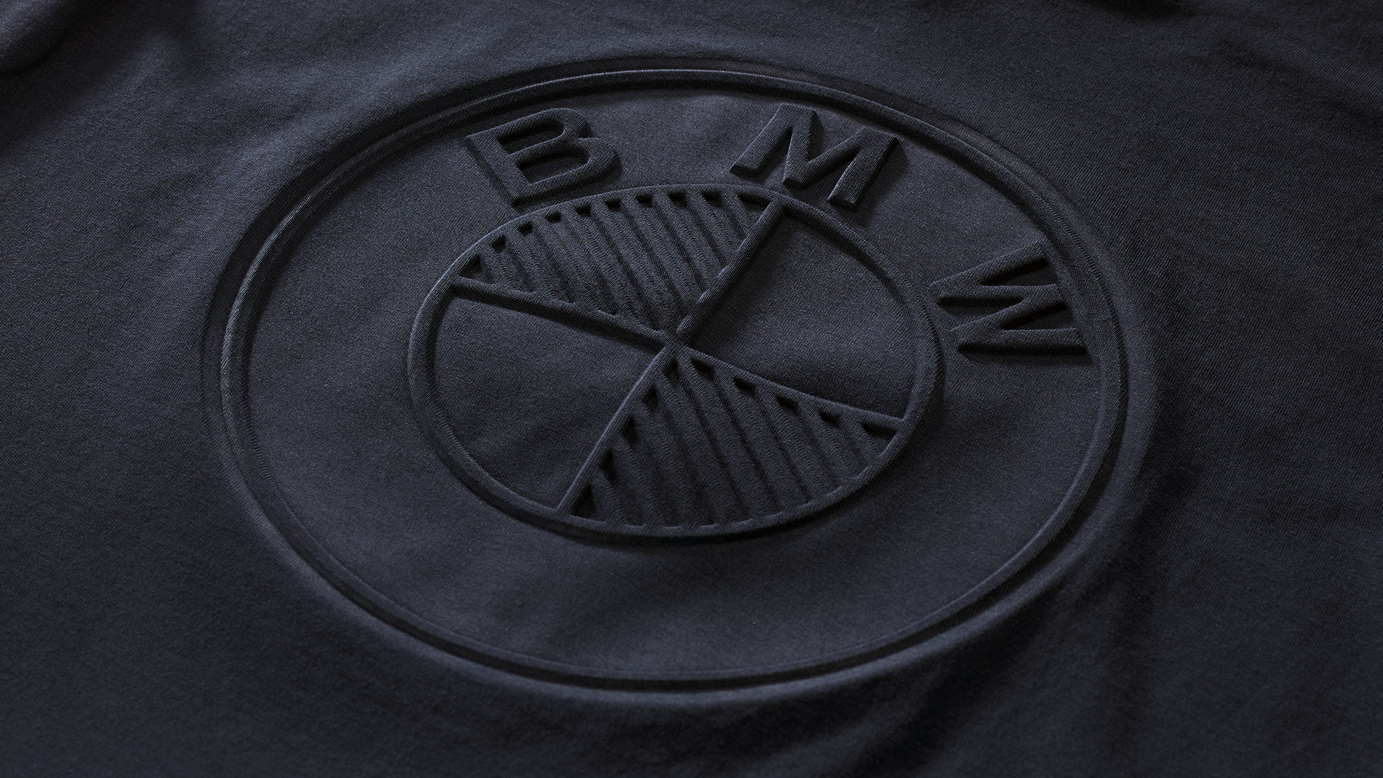 BMW T-Shirt Logo Damen. Detailaufnahme BMW T-Shirt Logo Damen aus der BMW Collection.
