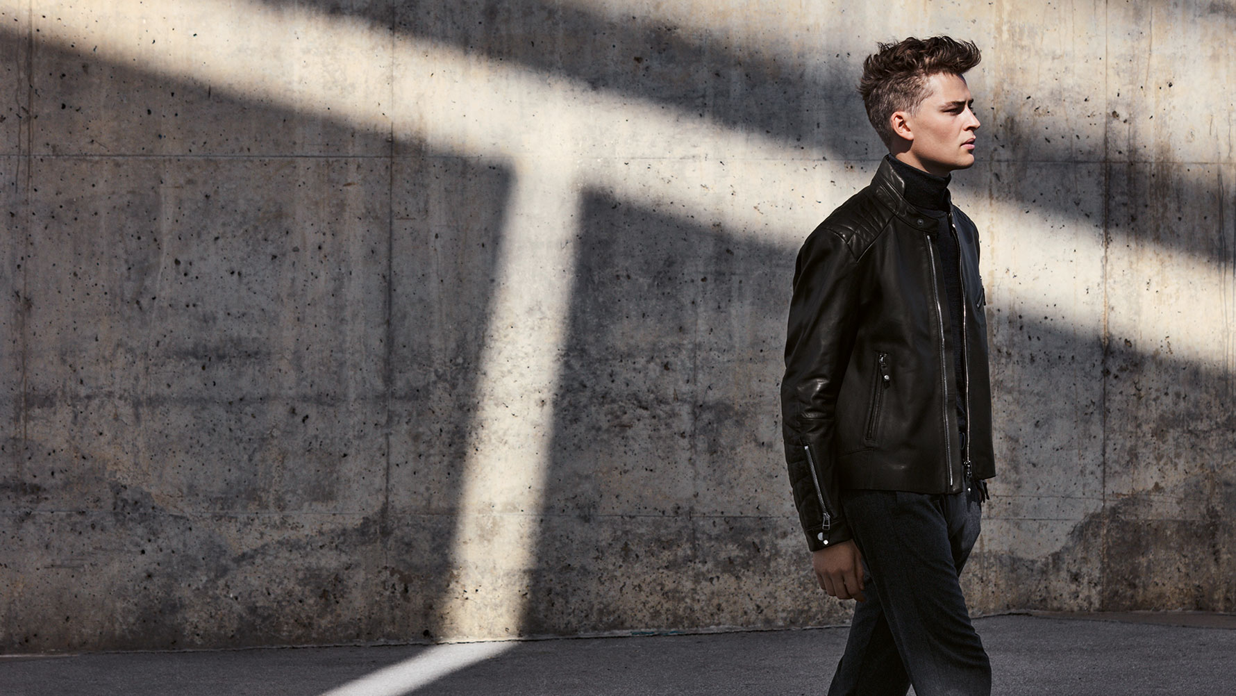 Ein männliches Modell stellt die Lederjacke für Herren aus der BMW Collection zur Schau. Ein männliches Modell stellt die Lederjacke für Herren aus der BMW Collection zur Schau.