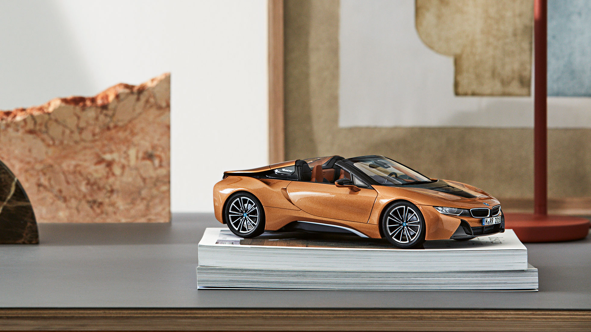 BMW Miniaturen. Das Bild zeigt eine Miniatur BMW i8 Roadster.