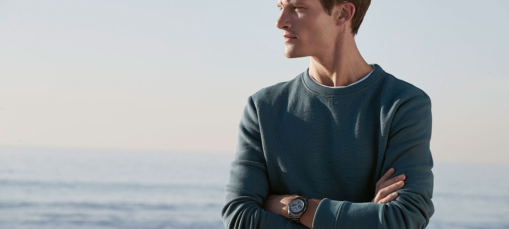 Felpa BMW, da uomo. Un ragazzo indossa la felpa BMW, da uomo.