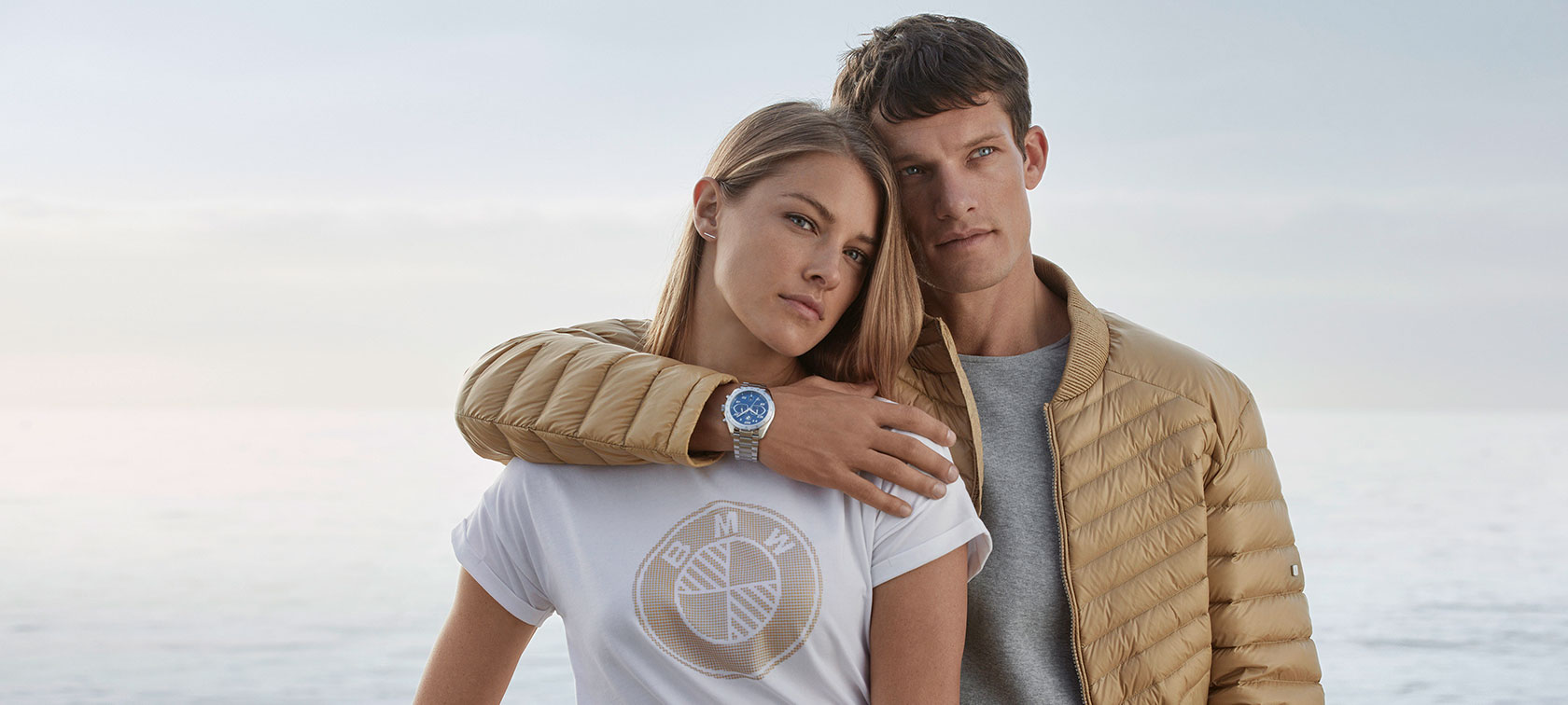 Altri prodotti. Una coppia indossa capi della BMW Collection.
