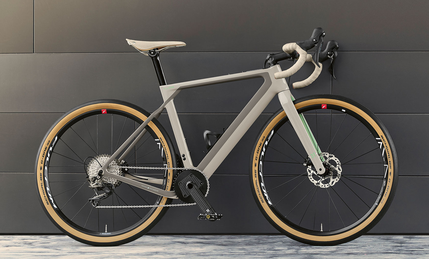 3T for BMW Gravelbike. La foto mostra la parte anteriore della 3T for BMW Gravelbike.