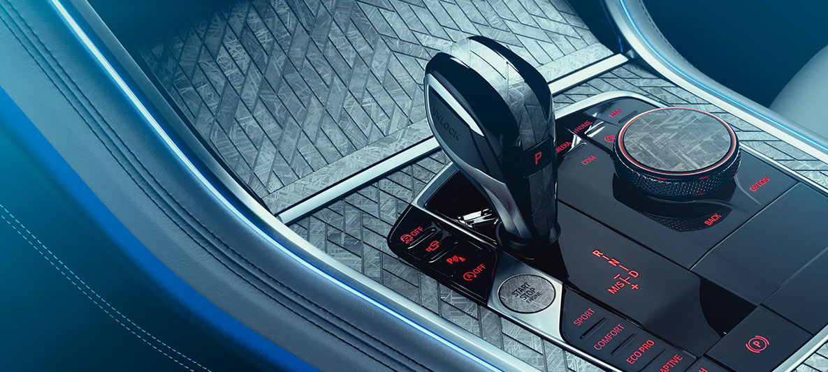 BMW Individual M850i NIGHT SKY, consolle centrale Consolle centrale della BMW Individual M850i NIGHT SKY con design a mosaico
