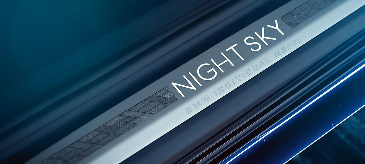 BMW Individual M850i NIGHT SKY, listello battitacco NIGHT SKY BMW Individual NIGHT SKY listello battitacco con design a mosaico ripresa da vicino