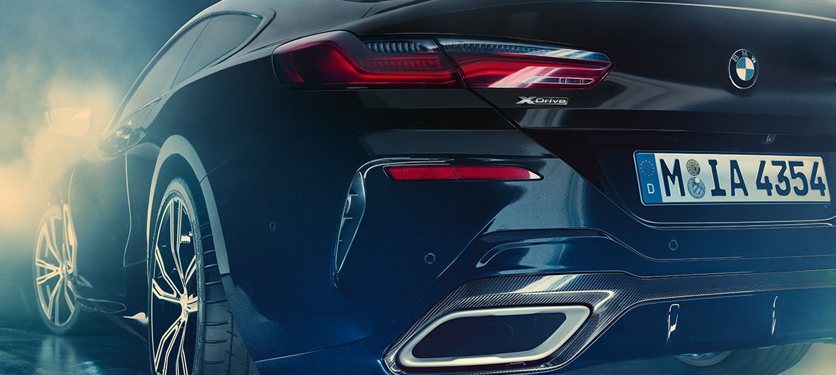 BMW Individual M850i NIGHT SKY vista posteriore a tre quarti Sedili sportivi BMW Individual della BMW Individual M850i NIGHT SKY ripresi da vicino