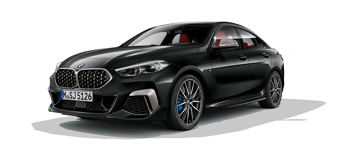 BMW M235i xDrive Gran Coupé, vista anteriore a tre quarti BMW M235i xDrive Gran Coupé 2021 Black Sapphire metallizzato F44, vista anteriore a tre quarti