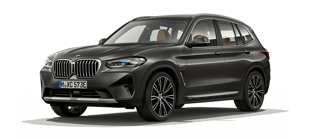 BMW X3 xDrive30e 2021 G01 Vista anteriore a tre quarti BMW X3 xDrive30e 2021 G01 Vista anteriore a tre quarti