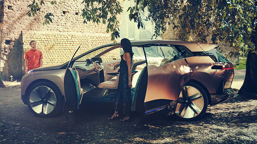 Profilo della BMW Vision iNEXT Profilo della BMW Vision iNEXT con donna alle porte aperte e uomo sullo sfondo