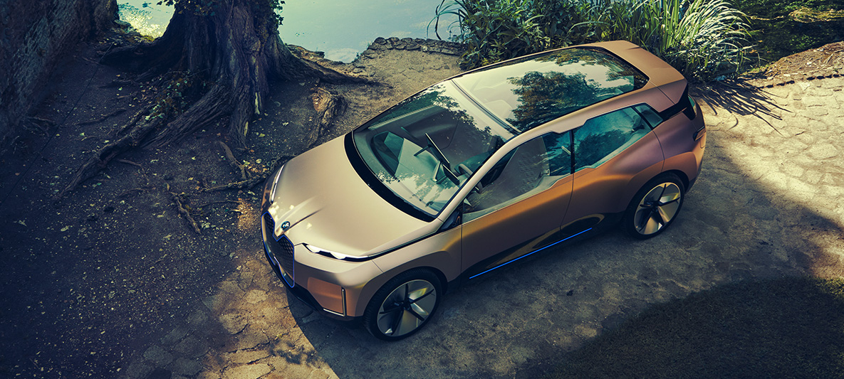 BMW Vision iNEXT dall'alto BMW Vision iNEXT dall'alto al lago con gli alberi
