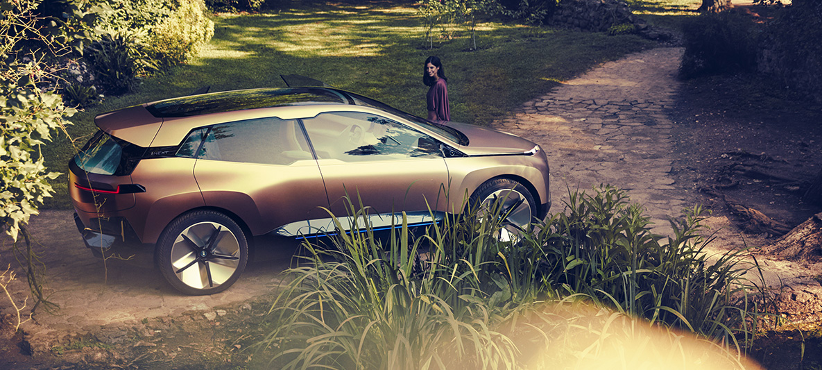 Immagine di profilo della BMW Vision iNEXT Immagine di profilo della BMW Vision iNEXT in parco davanti un bivio