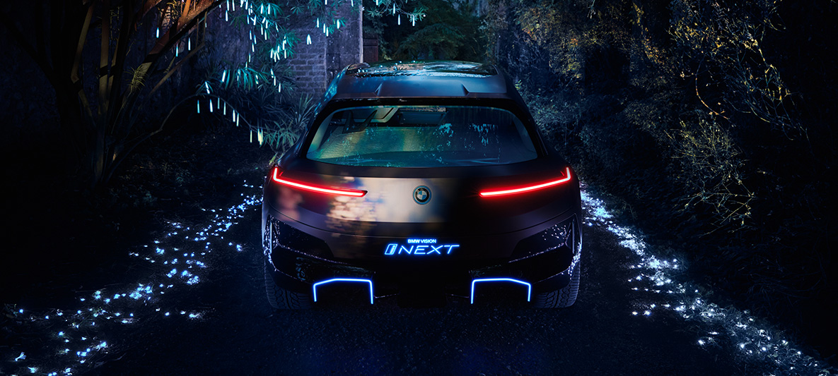 Immagine posteriore della BMW Vision iNEXT Immagine posteriore della BMW Vision iNEXT con luci posteriori nella notte