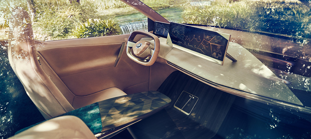 Interni della BMW Vision iNEXT Immagine degli interni della BMW Vision iNEXT con spazio per pilota tavola da caffé