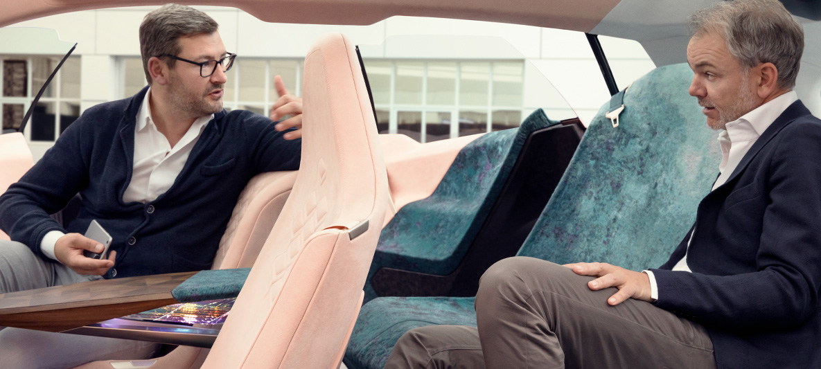 Adrian van Hooydonk nella BMW Vision iNEXT Designer BMW e Adrian van Hooydonk nella BMW Vision iNEXT