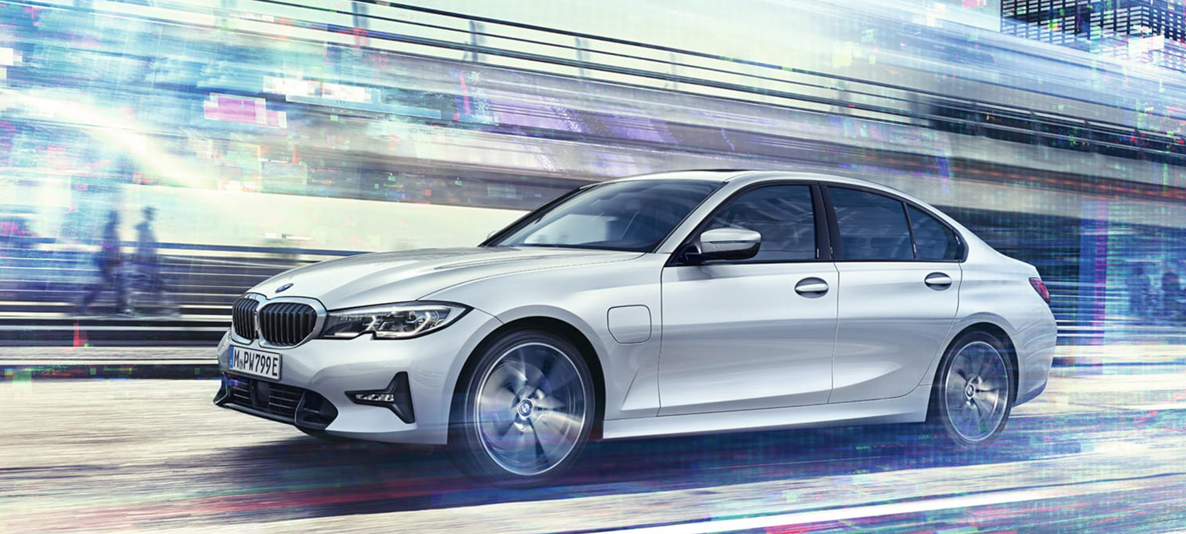 BMW davanti a un ponte Servizi innovativi e digitali BMW BMW davanti a un ponte vista laterale a tre quarti