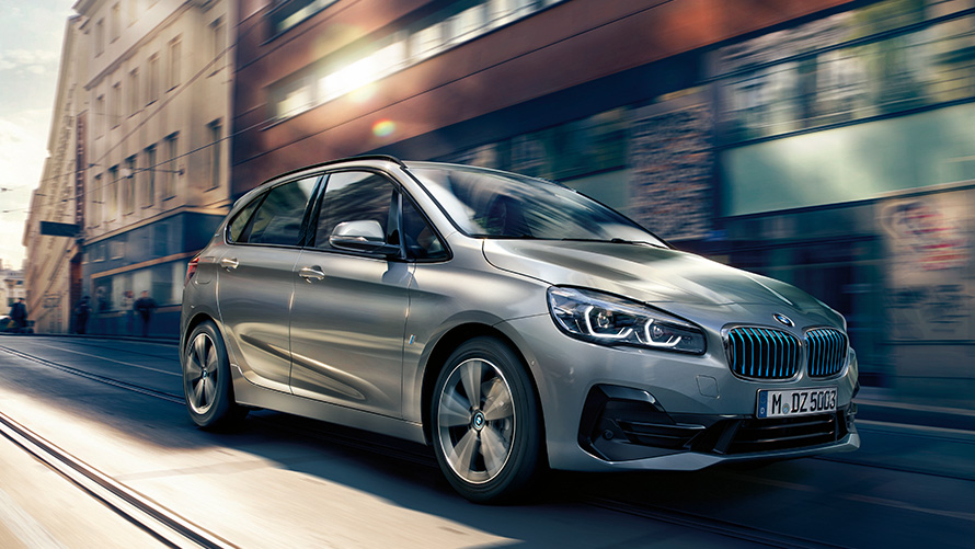 Véhicule hybride BMW dans la rue BMW Plug-in Hybrid Véhicule hybride BMW dans la rue, vue de trois quarts de profil