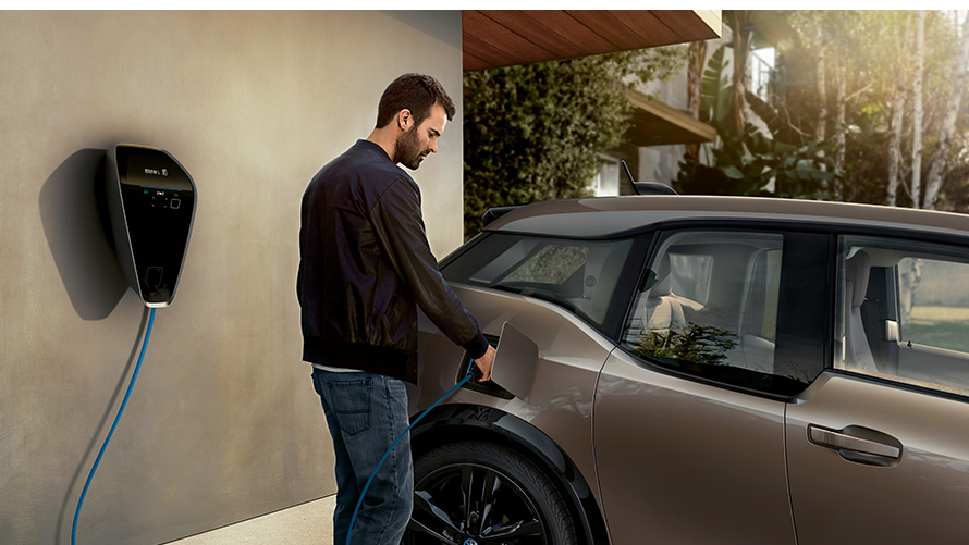 BMW i3s, homme devant une borne de recharge Recharge BMW BMW i3s homme devant une borne de recharge