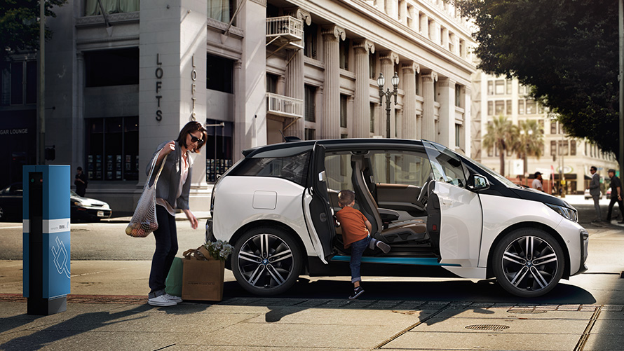 BMW i3 devant un décor urbain Autonomie BMW BMW i3 avec femme et enfant devant un décor urbain