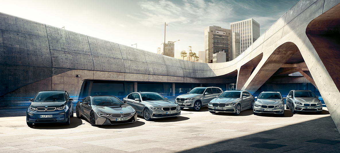 Voitures électriques et véhicules hybrides BMW devant des bâtiments Options pour l’électromobilité BMW voitures électriques et véhicules hybrides BMW devant des bâtiments