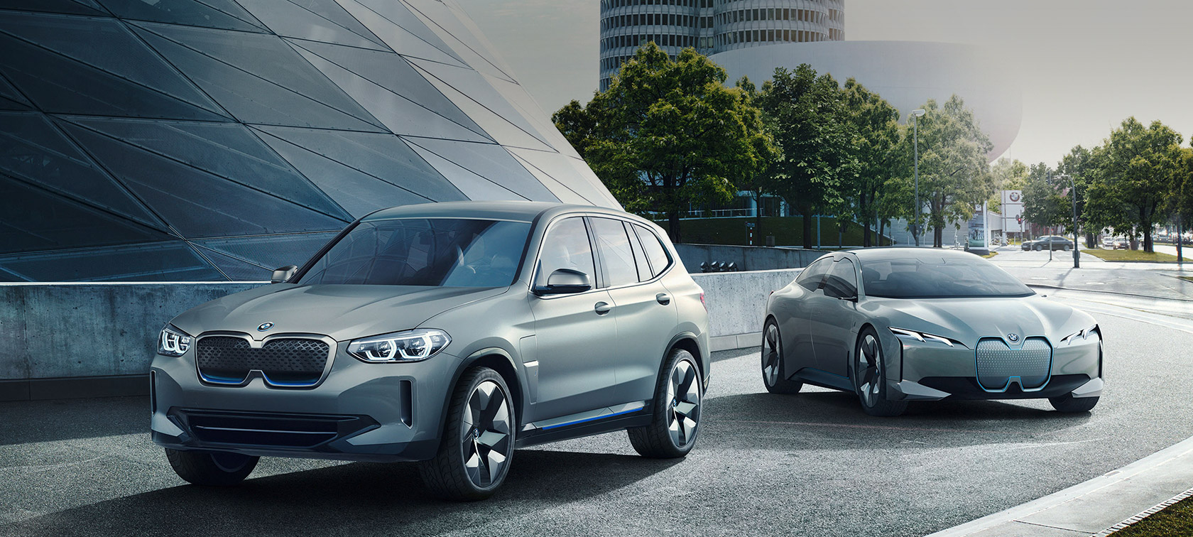 BMW Concept iX3 und BMW Vision iNEXT vor Gebäude BMW Ausblick 2023 BMW Concept iX3 und BMW Vision iNEXT vor Gebäude