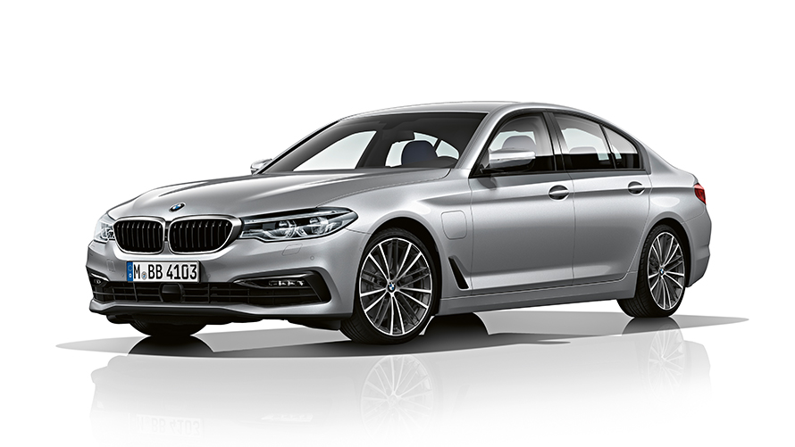 BMW 530e Limousine Studioaufnahme BMW 530e Limousine Studioaufnahme Dreiviertel-Frontansicht