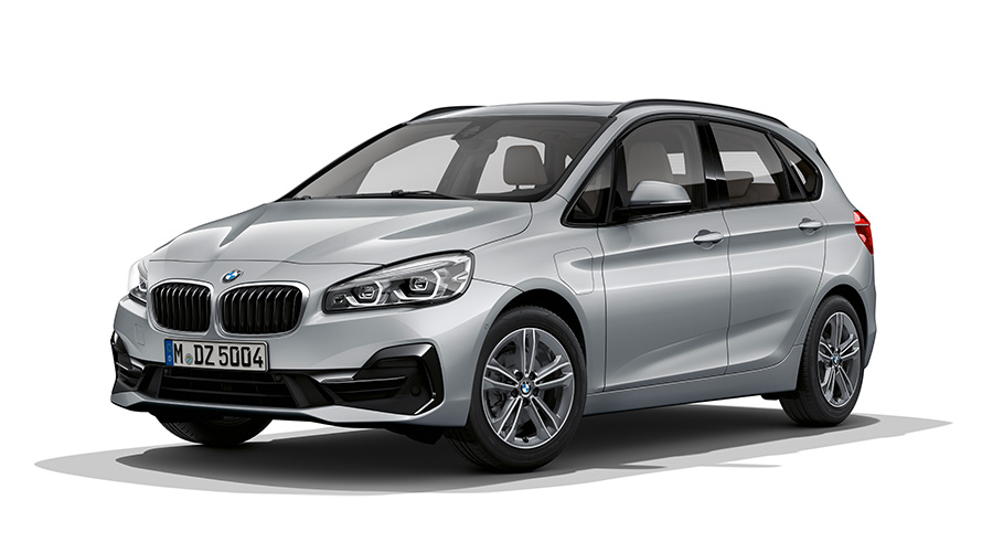 BMW 225xe Active Tourer PHEV-Modell Dreiviertel-Frontansicht BMW 225xe Active Tourer PHEV-Modell Studioaufnahme Dreiviertel-Frontansicht