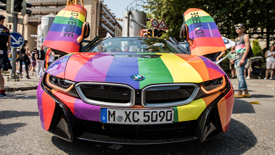 Diversity durabilité BMW Durabilité BMW Diversity Véhicule BMW Vue avant en couleurs arc-en-ciel avec portes en élytre ouvertes