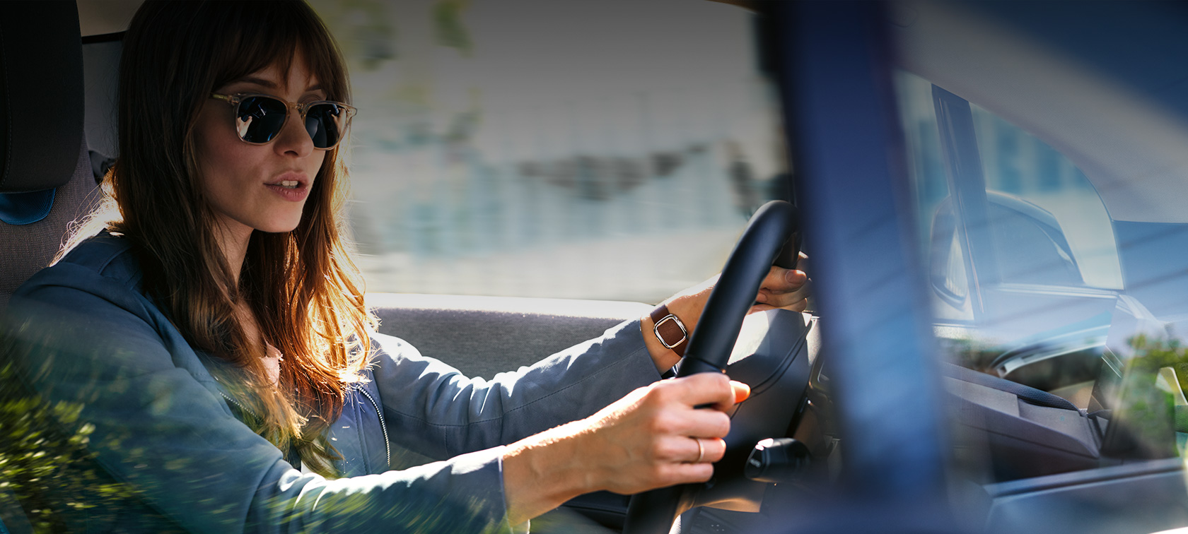 Amazon Alexa im Fahrzeug Frau am Steuer eines BMW Amazon Alexa im Fahrzeug Frau am Steuer eines BMW
