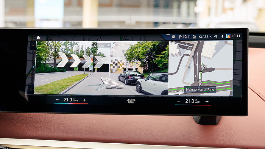 Informationsdisplay mit Strassenbild und Navigationshinweise via Augmented View Informationsdisplay mit Strassenbild und Navigationshinweise via Augmented View