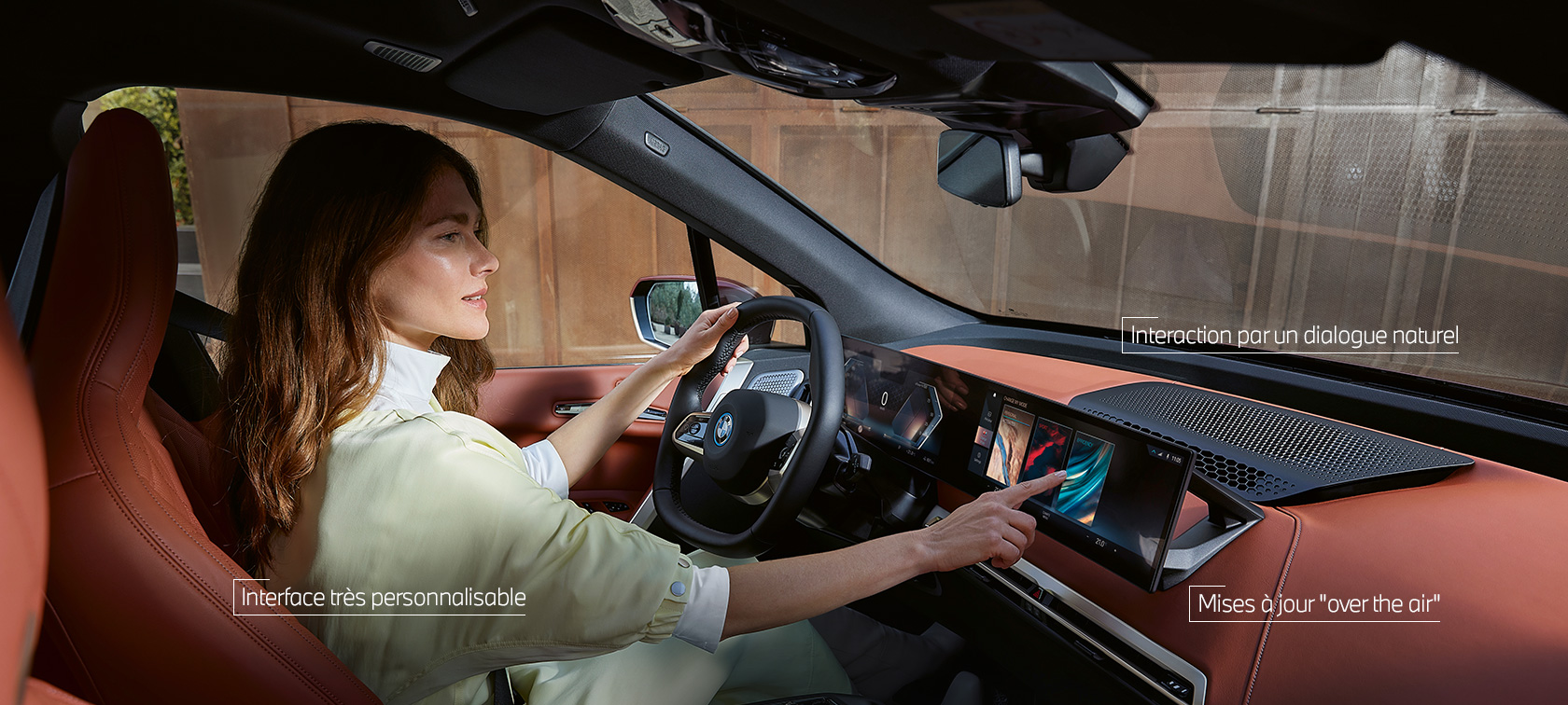 Une femme utilise MyModes du BMW iDrive par commande tactile. Une femme utilise MyModes du BMW iDrive par commande tactile.