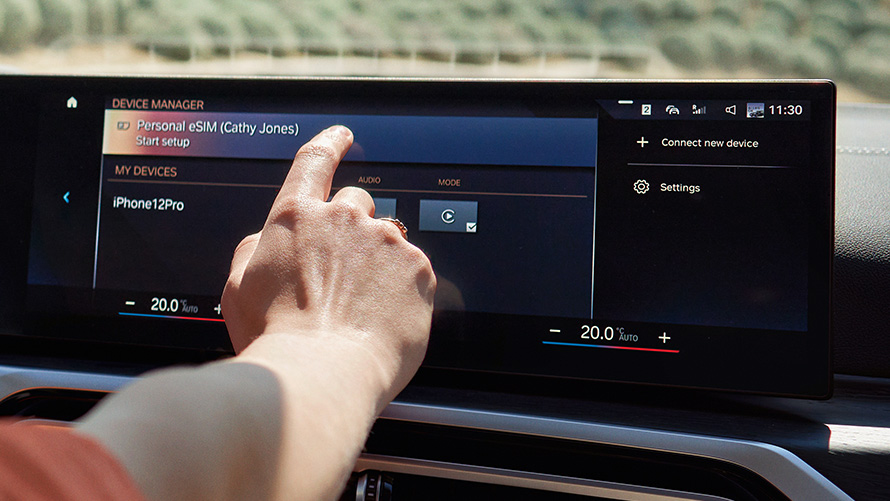 Person nutzt Personal eSim im Control Display des BMW iX per Touch-Steuerung Person nutzt Personal eSim im Control Display des BMW iX per Touch-Steuerung