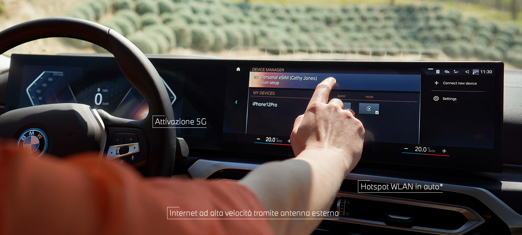 Una persona utilizza Personal eSIM nel Control Display della BMW iX per controllo touch Una persona utilizza Personal eSIM nel Control Display della BMW iX per controllo touch