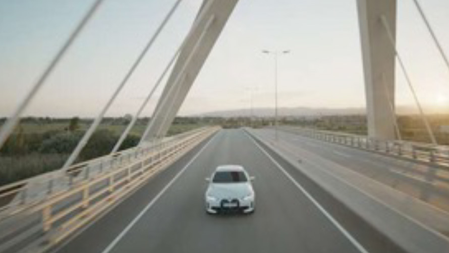 BMW IconicSounds Electric BMW su un ponte BMW IconicSounds Electric BMW in movimento su un ponte