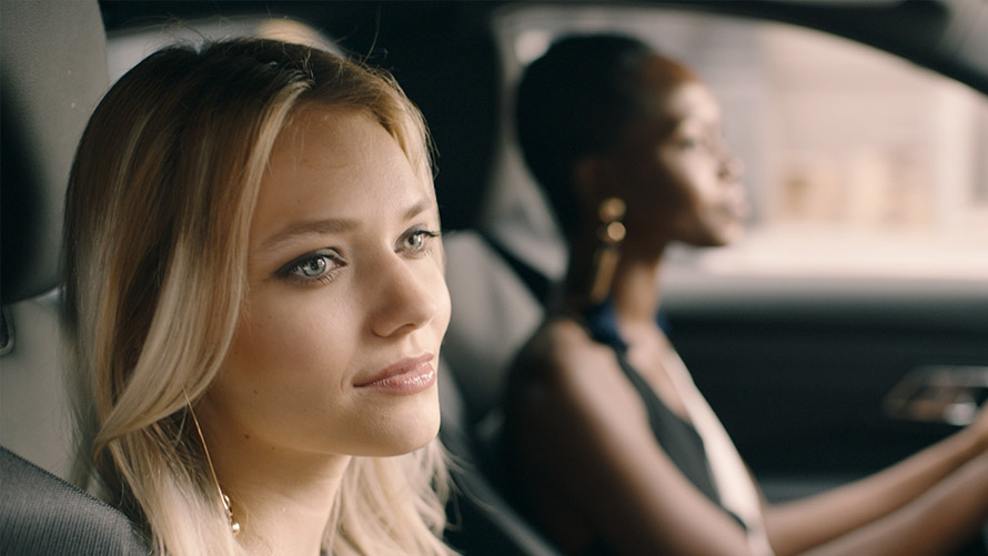 BMW Intelligent Personal Assistant, In-Car Experiences Zwei Frauen fahren in BMW und nutzen In-Car Experiences