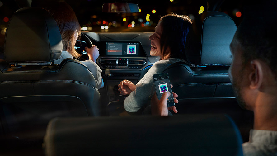 Connected Command Connected Command: Drei Personen sitzen in BMW und hören während der Fahrt Musik