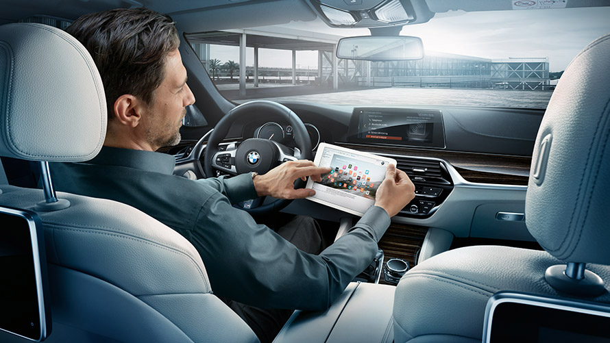 WLAN Hotspot Mann nutzt den WLAN Hotspot im BMW
