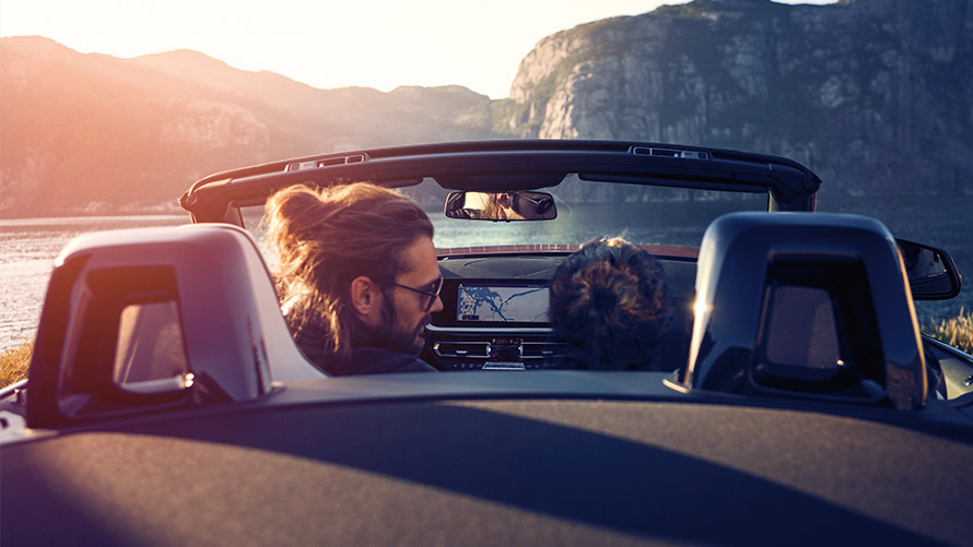 Mann und Frau sitzen in BMW vor See und Berglandschaft BMW Financial Services BMW Leasing Mann und Frau sitzen in BMW vor See und Berglandschaft