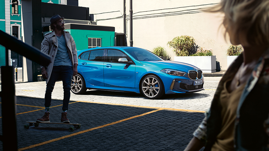 Vue latérale des trois-quarts d’une BMW avec homme sur un skateboard BMW Financial Services BMW Financement Vue latérale des trois-quarts d’une BMW avec homme sur un skateboard