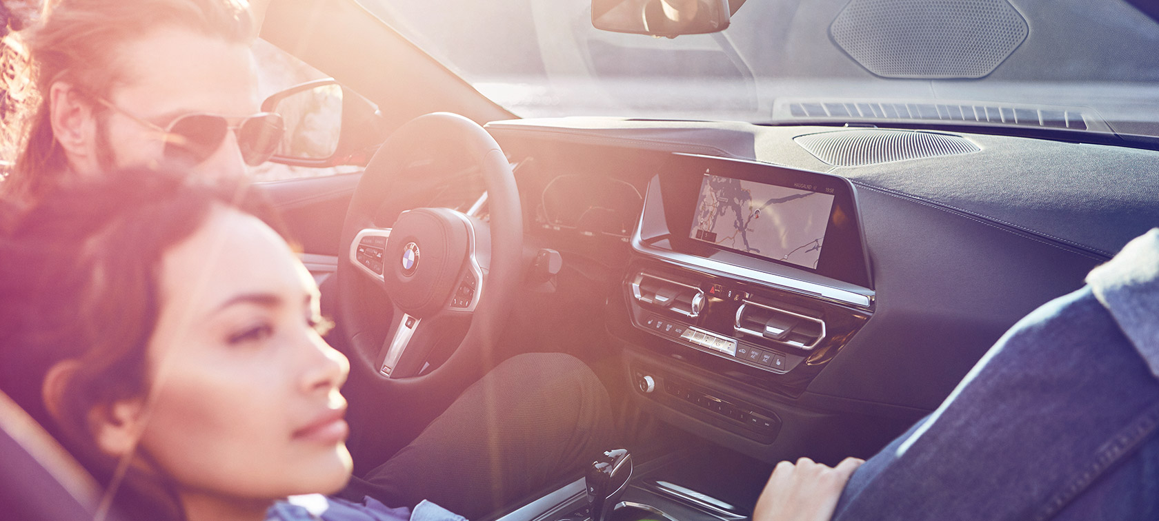 Une femme et un homme assis dans une BMW BMW Financial Services Une femme et un homme assis dans une BMW